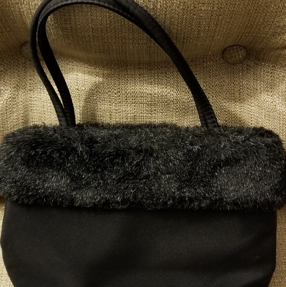 Black purse w faux fur